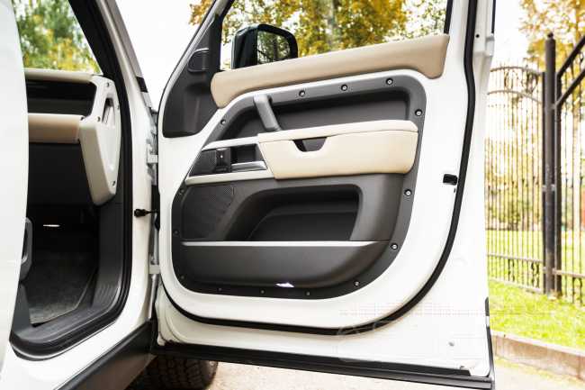Новый Land Rover Defender: удаляем дичь от Meridian и устанавливаем ЗВУК