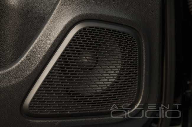 Бешеная табуретка со звуком: чёткий кач в новом Mercedes A 45