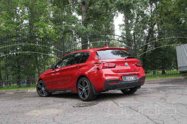 Звук в BMW 118i: полноценная система на одном усилителе