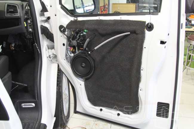 Volkswagen Multivan шумоизоляция и эффективная модернизация аудиосистемы за минимальные деньги