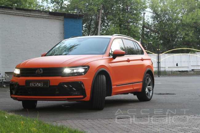 Оранжевое настроение: инсталляция премиум класса в Volkswagen Tiguan