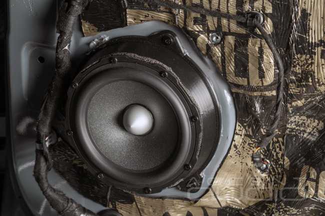 Бюджетный, немецкий, крутой: новый автозвук в Jetour T2