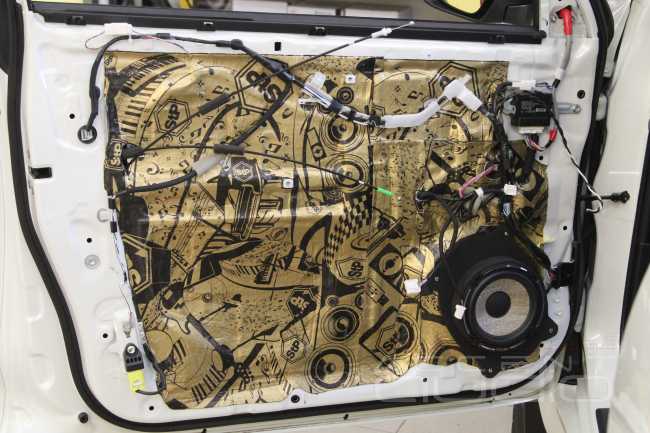 В Toyota Prado не только сабвуфер надо: новый уровень звука и новый уровень комфорта