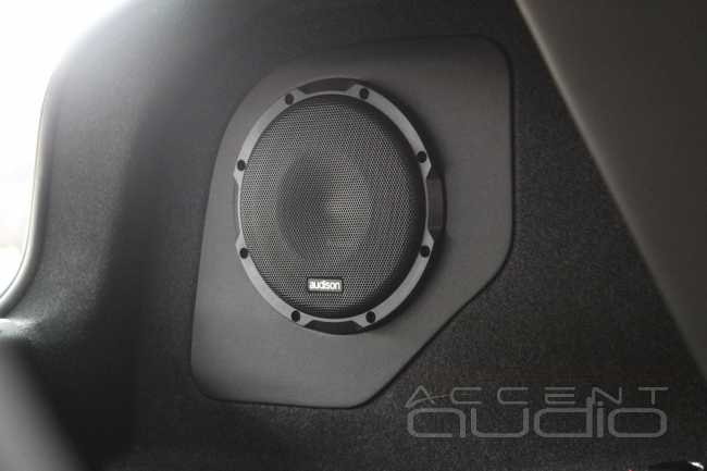 Звук в BMW 118i: полноценная система на одном усилителе