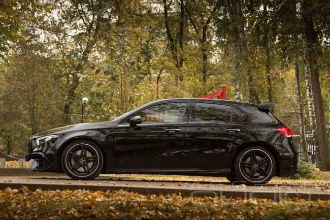 Бешеная табуретка со звуком: чёткий кач в новом Mercedes A 45