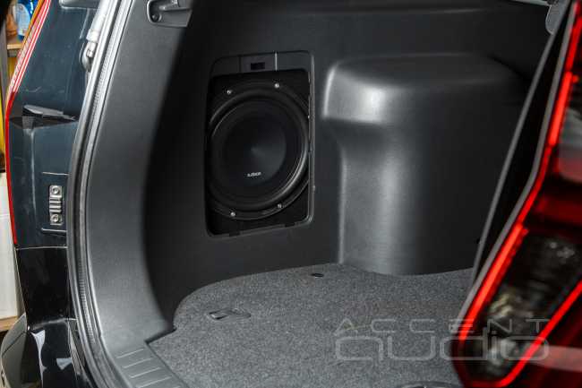 Нескромный звук в скромном Mitsubishi Pajero Sport 