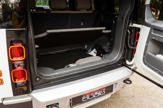 Новый Land Rover Defender: удаляем дичь от Meridian и устанавливаем ЗВУК