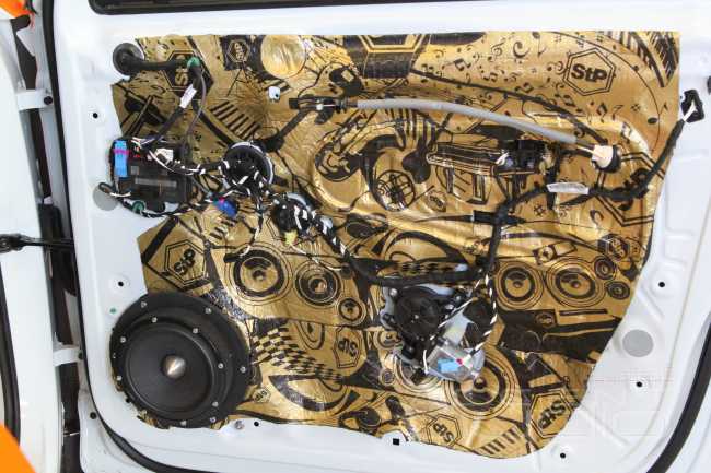 Оранжевое настроение: инсталляция премиум класса в Volkswagen Tiguan