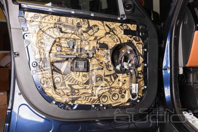 Hi-End штатно: аудиосистема премиум класса вместо Meridian