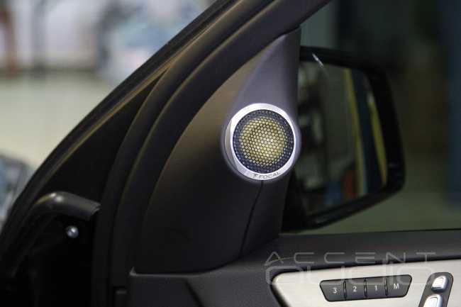 Mercedes-Benz GLE Яркий и громкой звук 