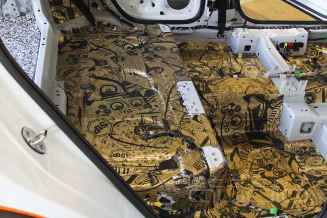 Оранжевое настроение: инсталляция премиум класса в Volkswagen Tiguan