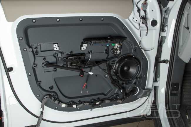 Новый Land Rover Defender: удаляем дичь от Meridian и устанавливаем ЗВУК