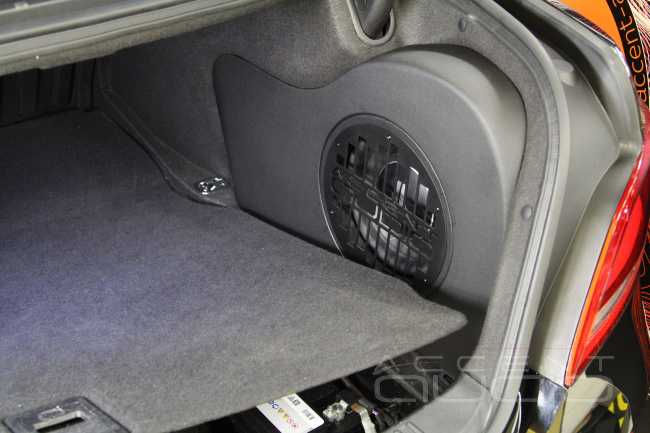 Роскошь звука для задних пассажиров Hyundai Genesis