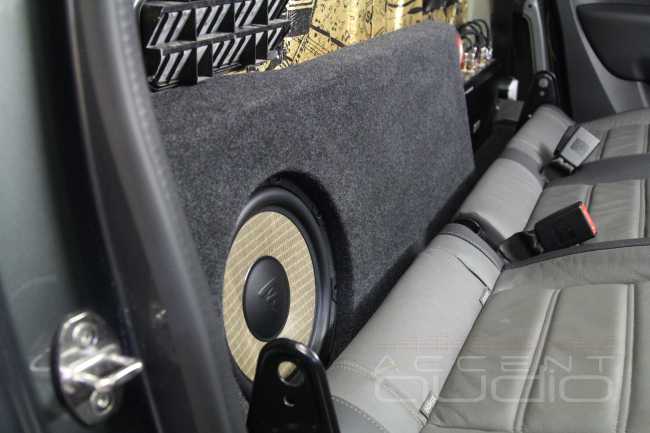 Правильная трешка с сабвуфером: новая аудиосистема для VW Amarok