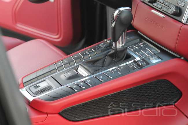 Porsche Macan - Bose + Focal = House Music!