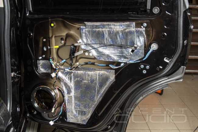 Нескромный звук в скромном Mitsubishi Pajero Sport 