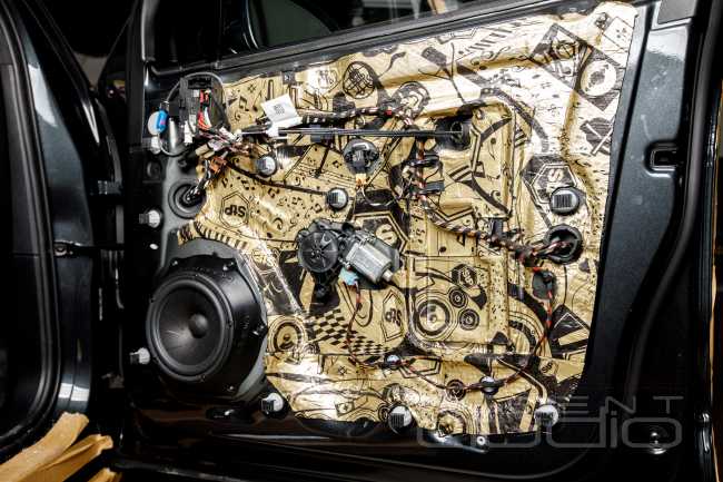 Немецкая машина для звука: Audiotec-Fischer и Porsche Macan 2020