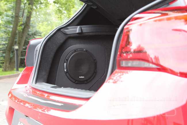 Звук в BMW 118i: полноценная система на одном усилителе