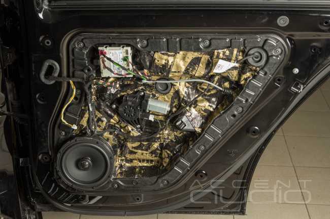 Бешеная табуретка со звуком: чёткий кач в новом Mercedes A 45