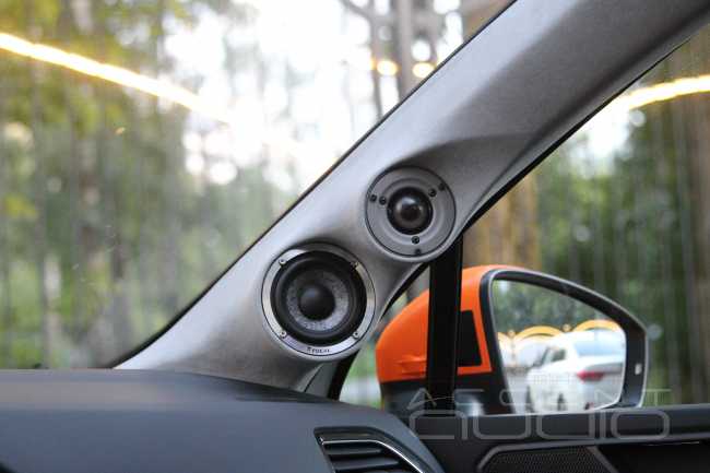 Оранжевое настроение: инсталляция премиум класса в Volkswagen Tiguan