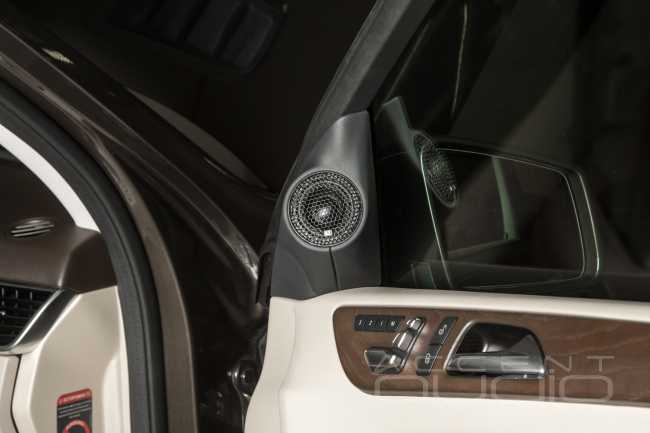 Mercedes-Benz GLE Яркий и громкой звук 