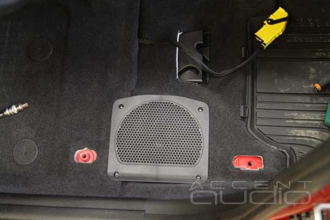 Звук в BMW 118i: полноценная система на одном усилителе