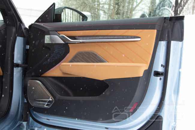 Электрическая роскошь с музыкой: новая штатная аудиосистема в Zeer 001