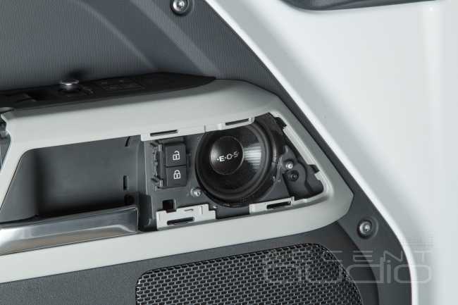 Новый Land Rover Defender: удаляем дичь от Meridian и устанавливаем ЗВУК