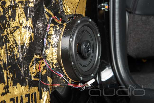 Комплект из двух подиумов для установки тыловых 165 мм мидбасовых излучателей в Mitsubishi Pajero Sport 2019-2024.