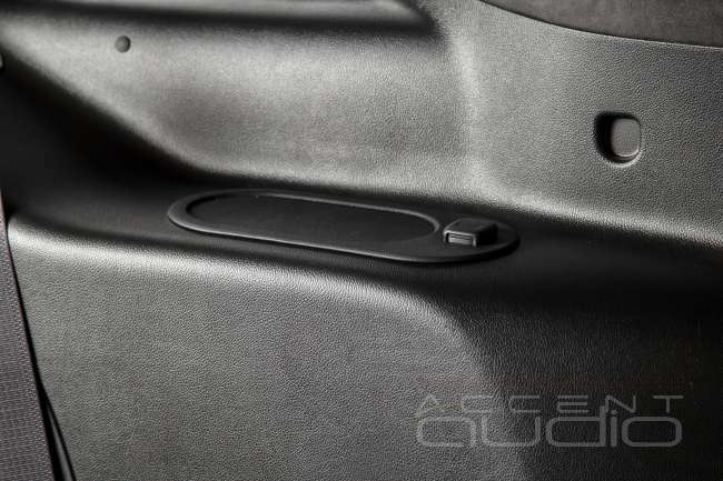 Комплект из двух подиумов для установки заглушки подстаканников третьего ряда пассажиров в Cadillac Escalade 2014-2020.