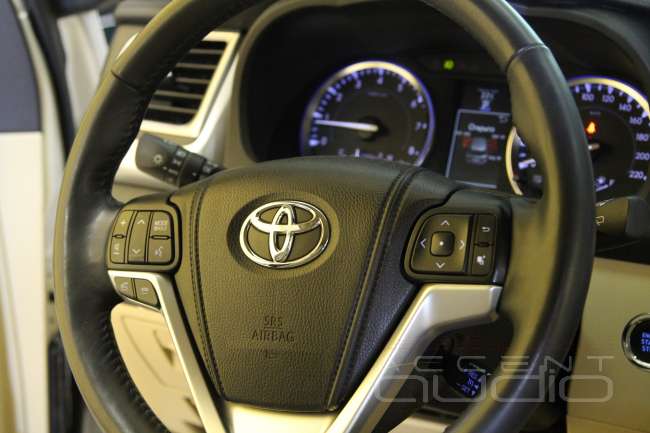 Новая аудиосистема Toyota Highlander на базе Pioneer AVH-Z5000BT