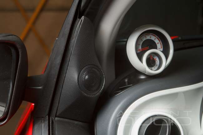 Комплект из двух подиумов для установки высокочастотных излучателей в Smart ForTwo 2014-2024.