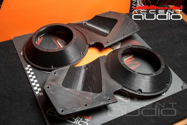 Комплект из двух подиумов для установки 165 мм мидбасовых излучателей в Audi Q8 2018-2024.