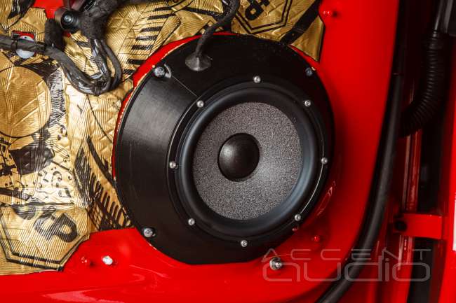 Комплект из двух подиумов для установки 165 мм мидбасовых излучателей в Audi A4 2019-2024.