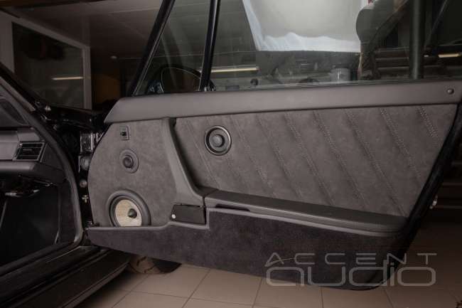 Комплект из двух подиумов для установки 165 мм мидбасовых излучателей в Porsche Carrera2 19XX-19XX.