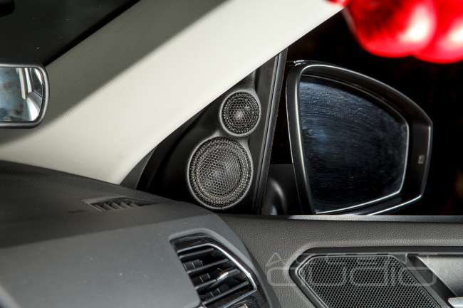 Комплект из двух подиумов для установки высокочастотных и широкополосных излучателей в VW Tiguan 2020-2024.