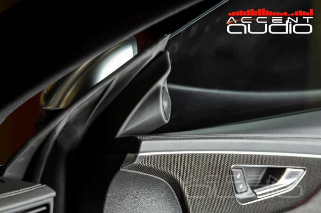 Комплект из двух подиумов для установки высокочастотных излучателей в Audi Q8 2018-2024.