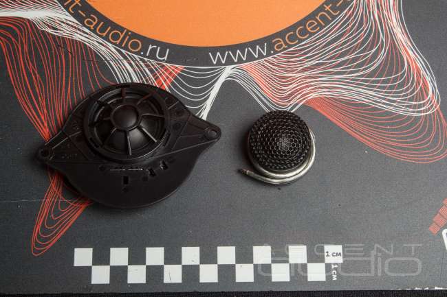 Комплект из двух подиумов для установки высокочастотных излучателей в Audi A4 2019-2024.