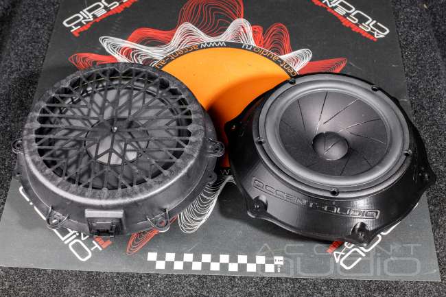 Комплект из двух подиумов для установки 180 мм мидбасовых излучателей в Porsche Maccan 2018-2021.