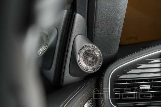 Комплект из двух подиумов для установки высокочастотных излучателей в MB GLE53 AMG 2019-2023.