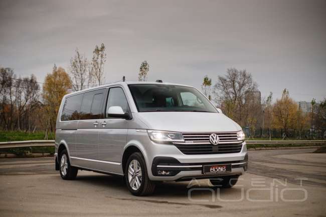 Комплект из двух подиумов для установки высокочастотных излучателей в VW Multivan 2019-2024.