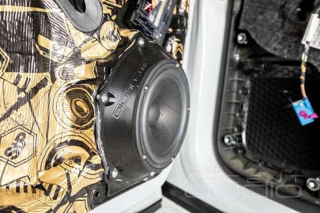 Комплект из двух подиумов для установки 180 мм мидбасовых излучателей в Porsche Cayenne 2014-2018.