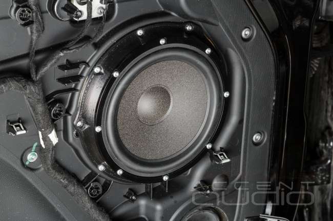 Комплект из двух подиумов для установки 165 мм мидбасовых излучателей в LR Defender 2019-2024.