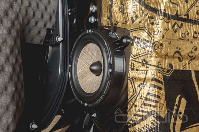 Комплект из двух подиумов для установки 165 мм мидбасовых излучателей в Toyota RAV4 2018-2024.