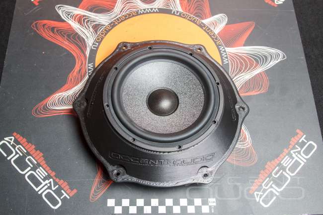 Комплект из двух подиумов для установки 165 мм мидбасовых излучателей в Porsche Cayenne 2017-2023.