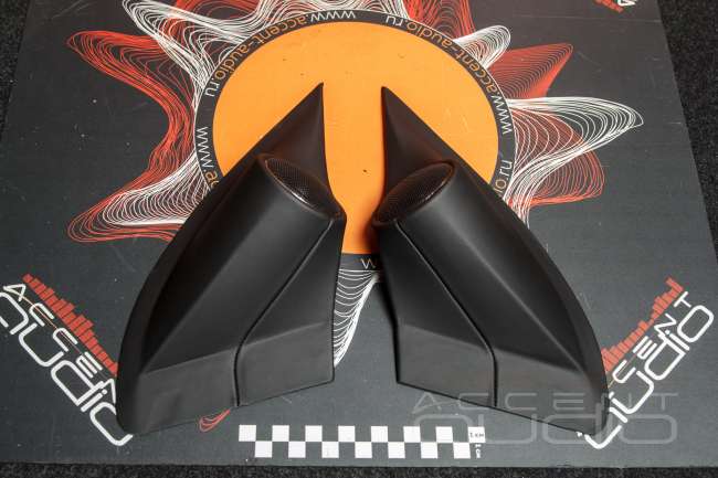 Комплект из двух подиумов для установки высокочастотных излучателей в Audi Q7 2015-2019.