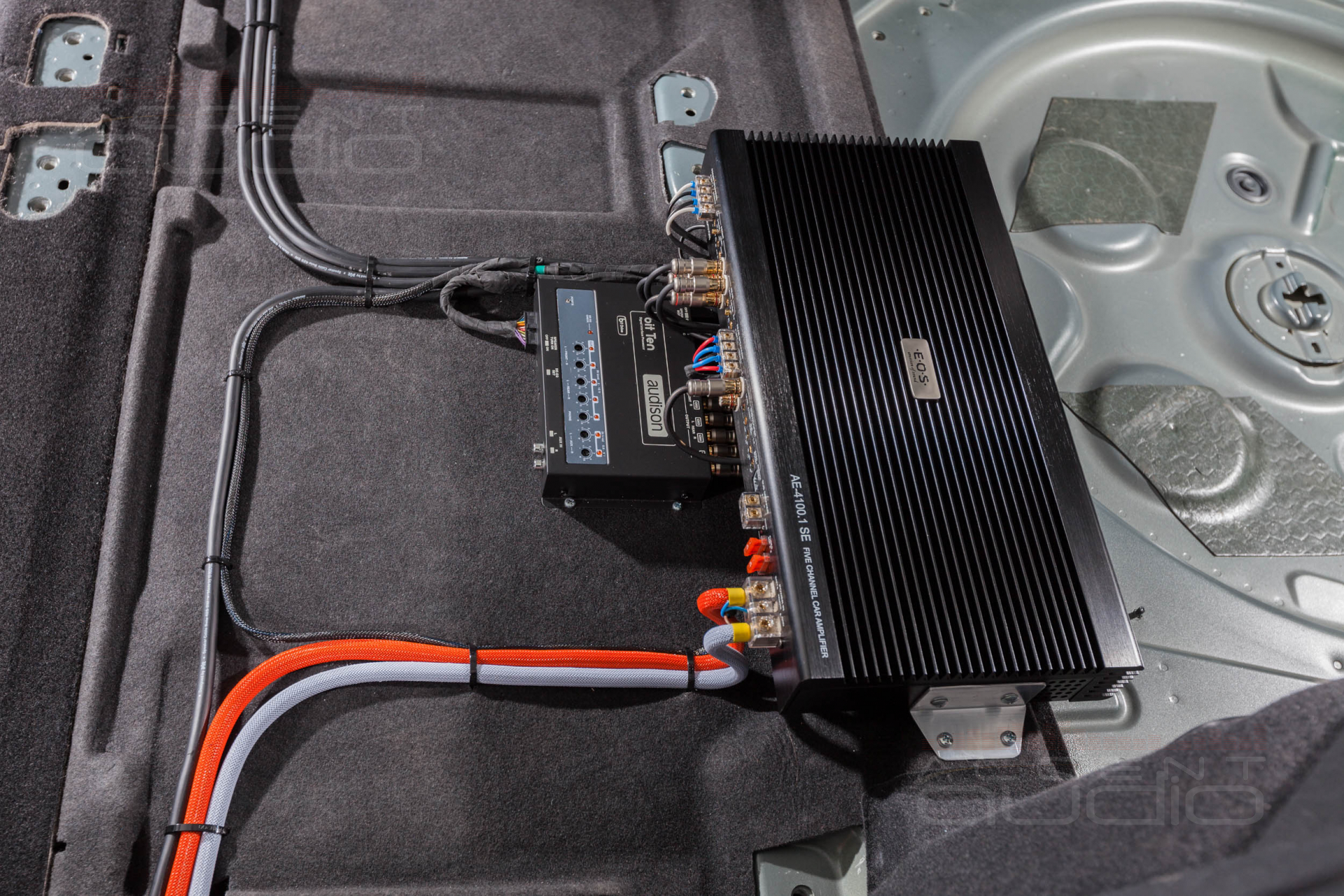 Услуги по установке компонентов аудиосистемы автомобиля